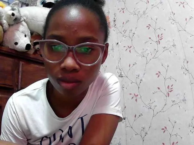 Larah00 on BongaCams