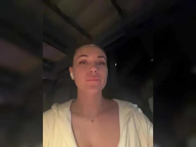 QWEENII on BongaCams 