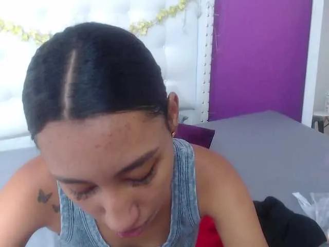 tiny-sarah1 on BongaCams