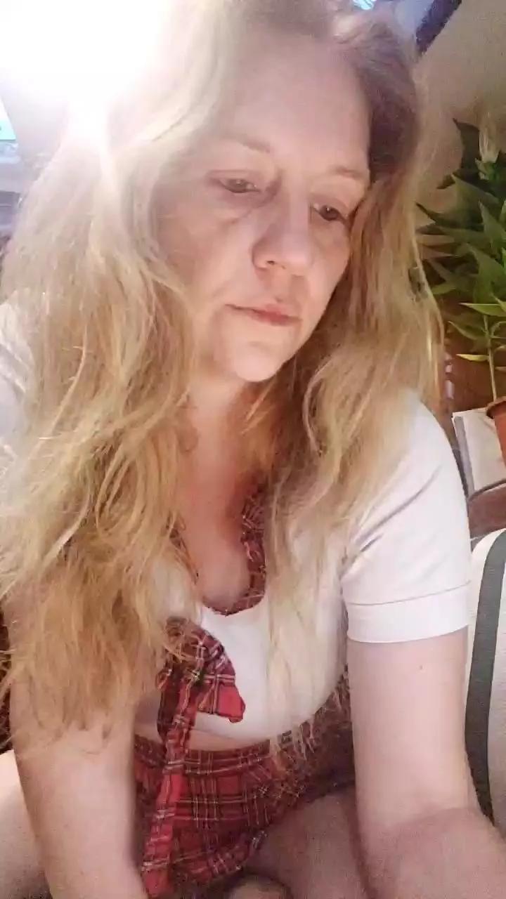 Anayshotgirl on Cam4 