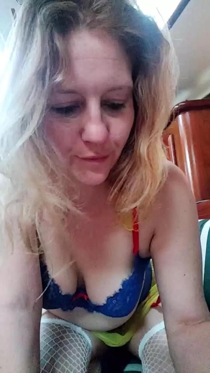 Anayshotgirl on Cam4 