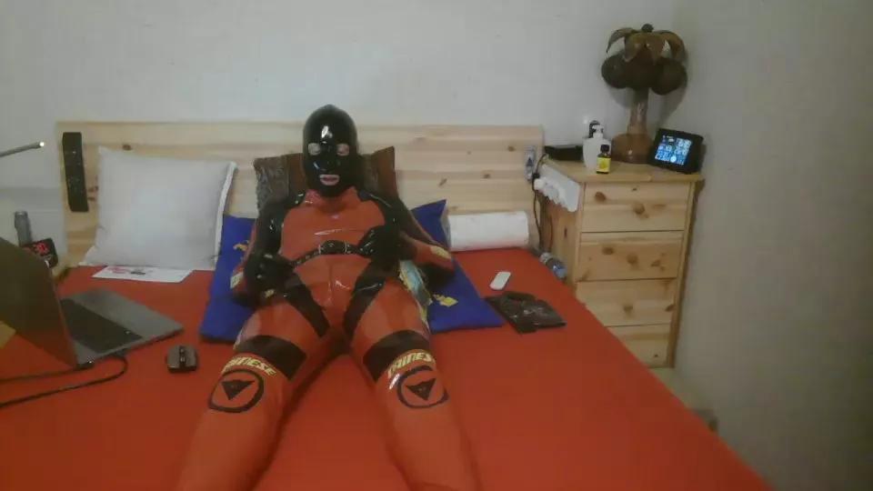 Gummikerl320 on Cam4 