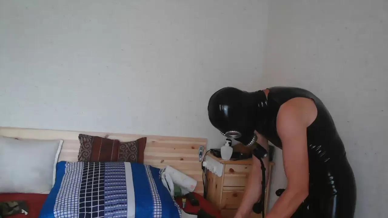 Gummikerl320 on Cam4 