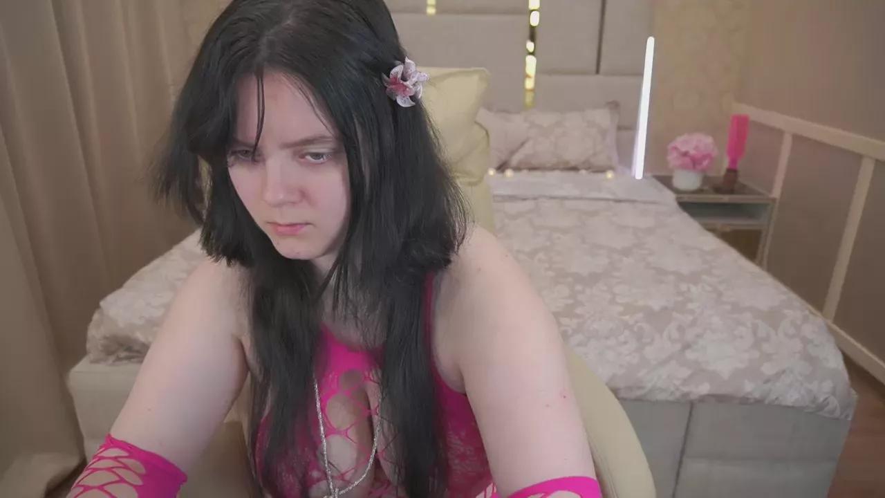 LittleeShy on Cam4 