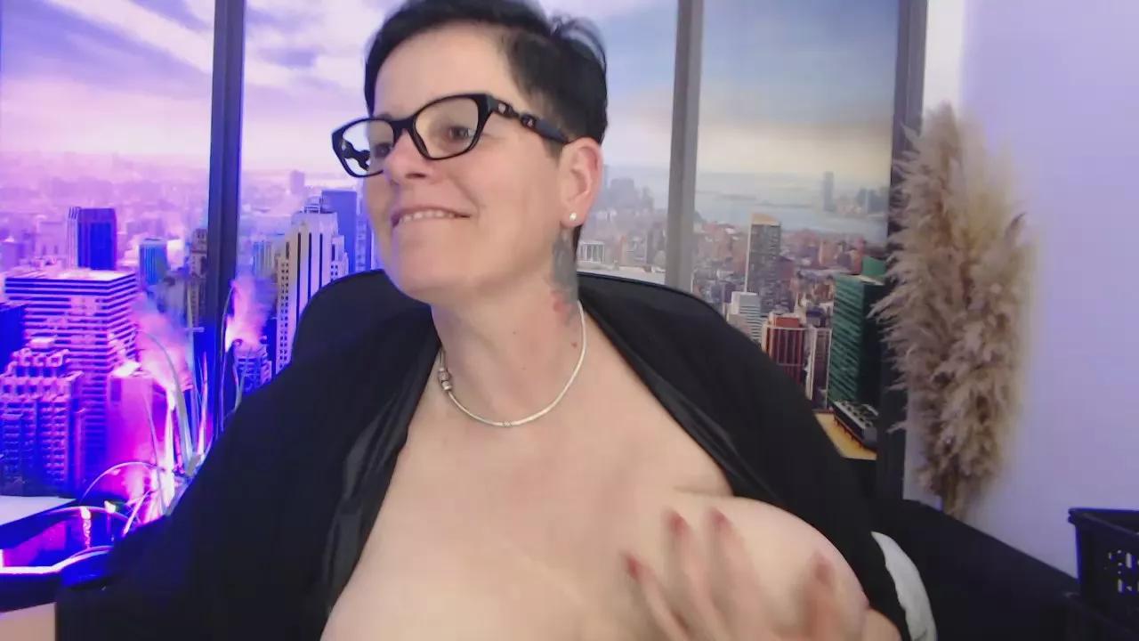 MollySun2 on Cam4 