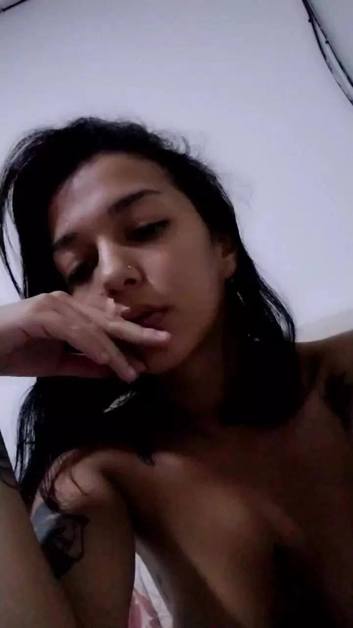 Sashmoon420 on Cam4 