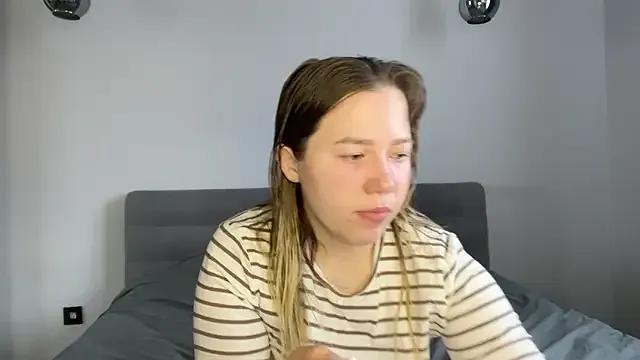 Embersweetbunny on StripChat 