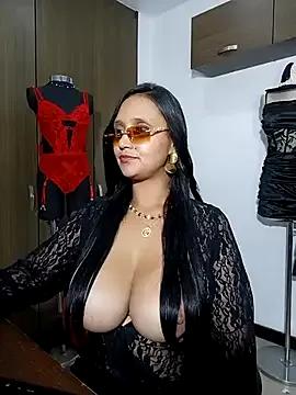 Esmeralda333 on StripChat
