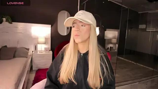 Zhaavia on StripChat 